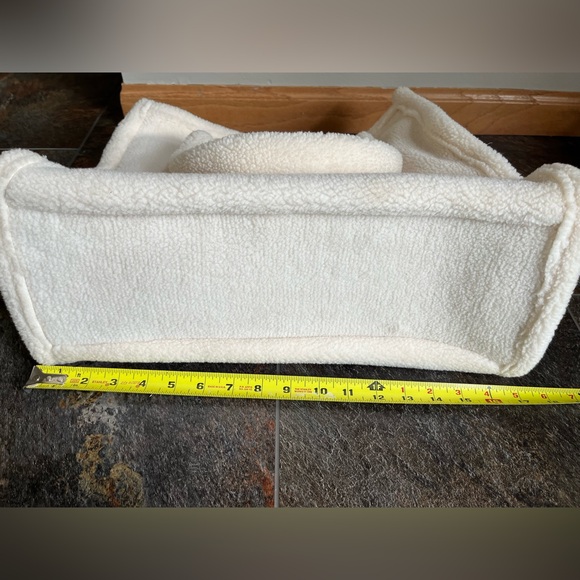 Virginia Wolf Stella cream color Sherpa fluffy large tote bag double handles. - Picture 10 of 14